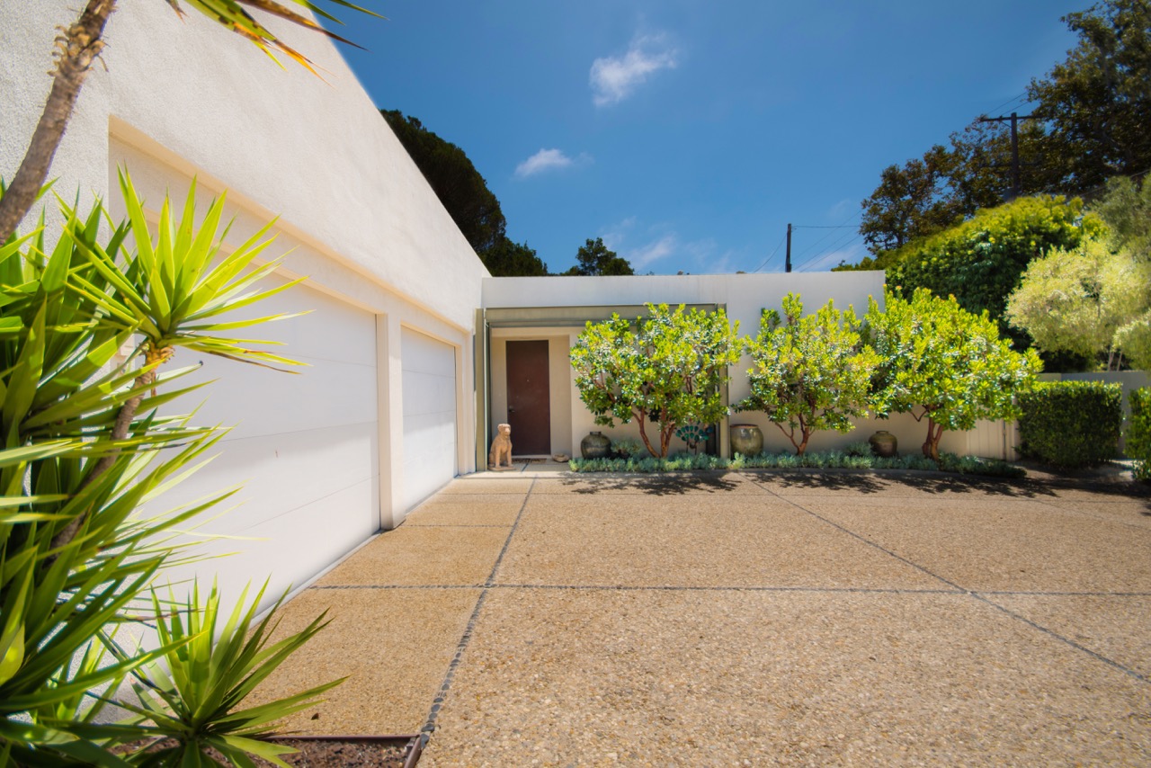 1526_East_Valley_Drive_Front_towards_door.jpeg