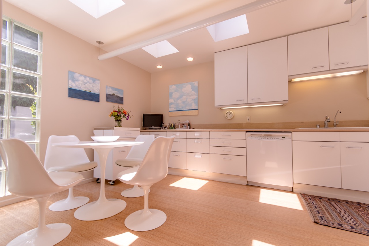 1526_East_Valley_Drive_Kitchen.jpeg