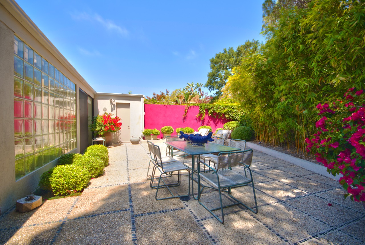 1526_East_Valley_Drive_Pink_Wallbackyard.jpeg