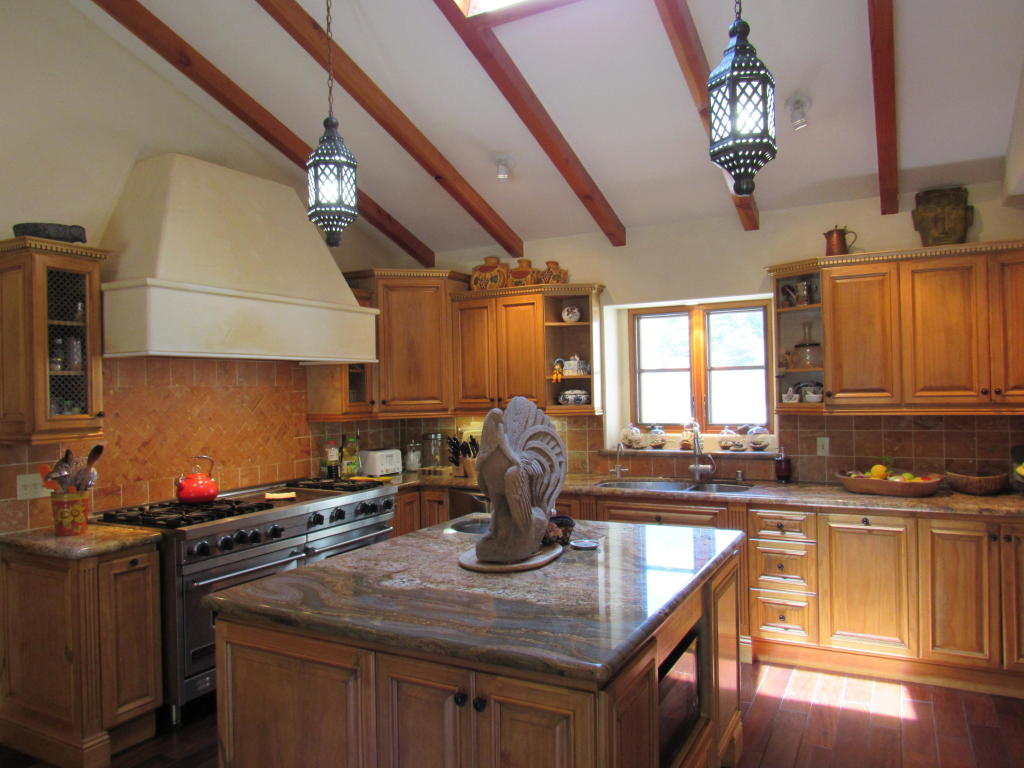 161_El_Sueno_Road_kitchen.jpg
