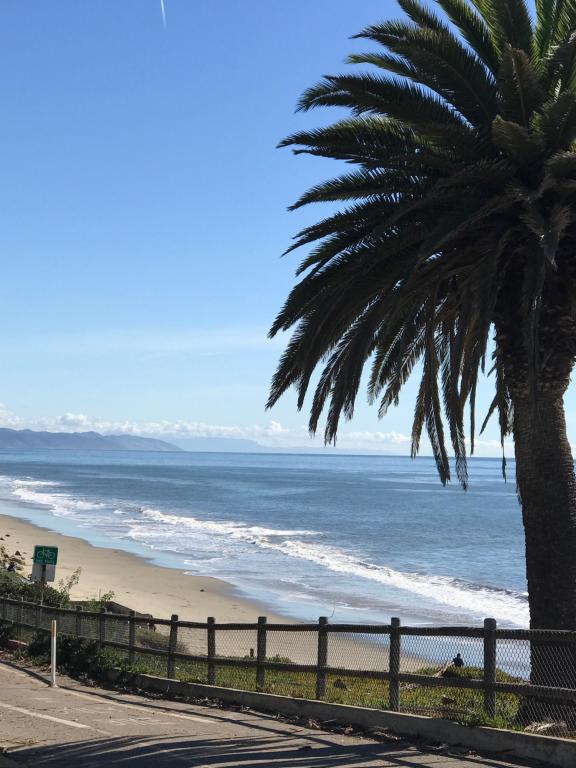 1086_ChannelDrive_walk-to-beach.jpg
