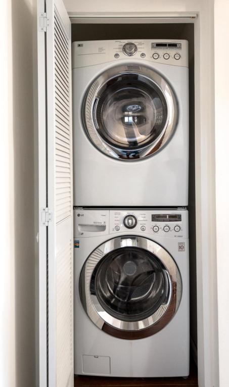 910_NorthNopalStreet_laundry.jpg