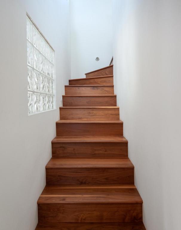 910_NorthNopalStreet_stairs.jpg
