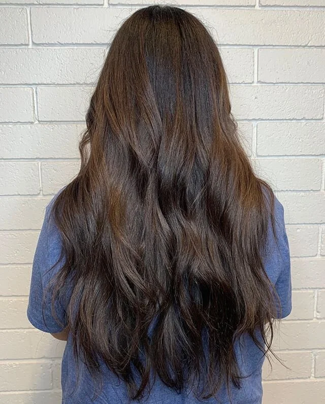 When&rsquo;s the last time you did a tint back? Swipe for the before 👉🏼
I think that sometimes we forget the work that is actually involved in this service. This was a 4 hour color correction. I replaced all of the lost pigment using shades and did