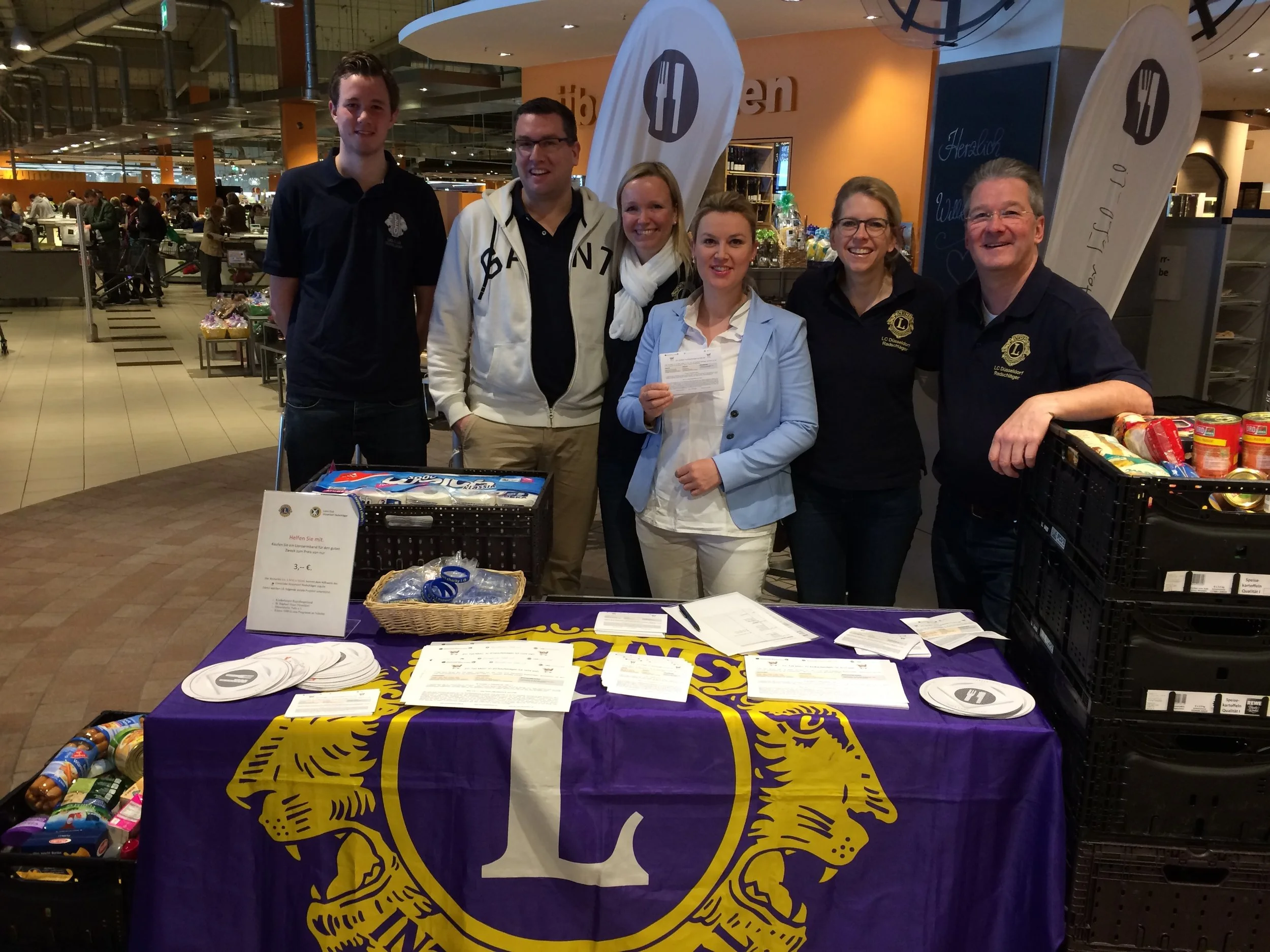 Die ersten Kistenstapel sind gefüllt