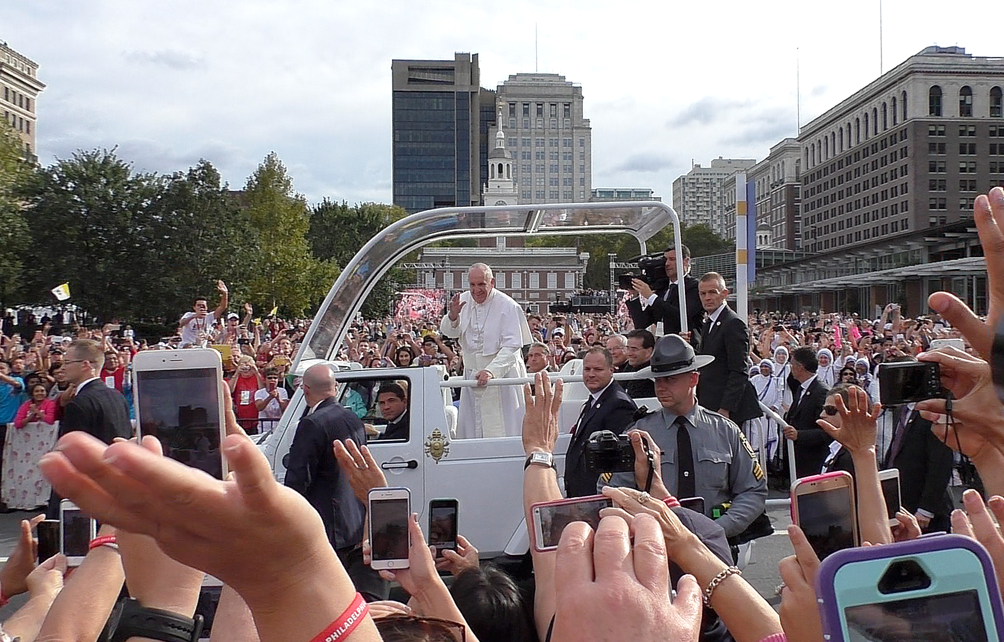  Pope Francis makes his way down Market Street before speaking at Independence Hall on September 26, 2015. 