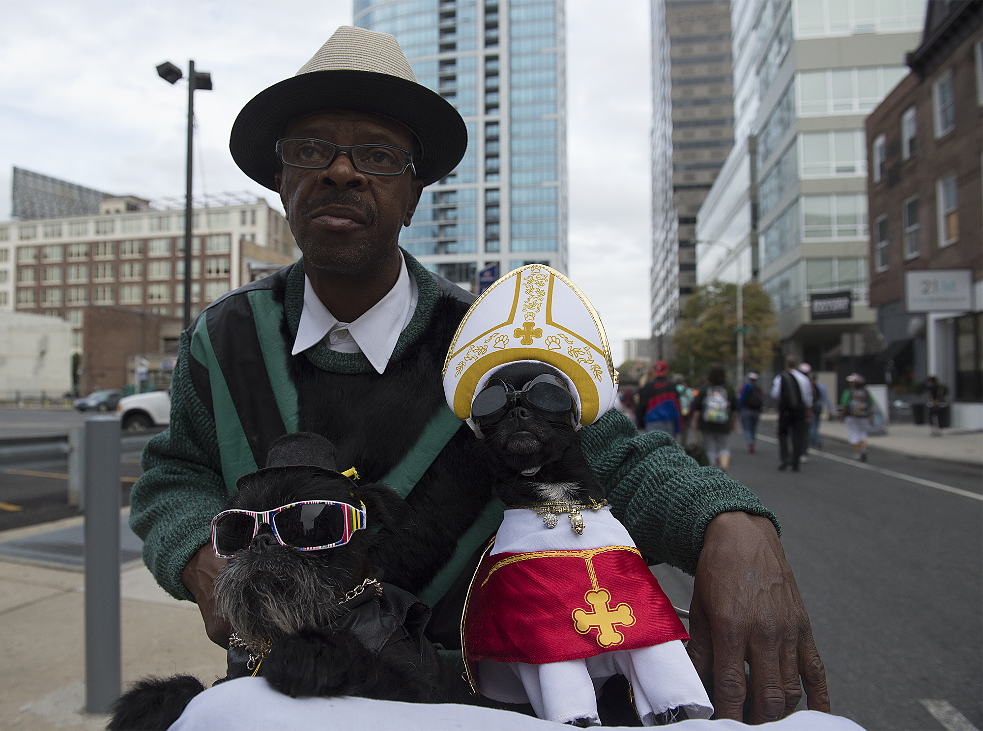  Philadelphia native Anthony Smith shows off his dogs Noodles and Diva on 21st street before Pope Francis held Mass on the Ben Franklin Parkway on September 27, 2015. 