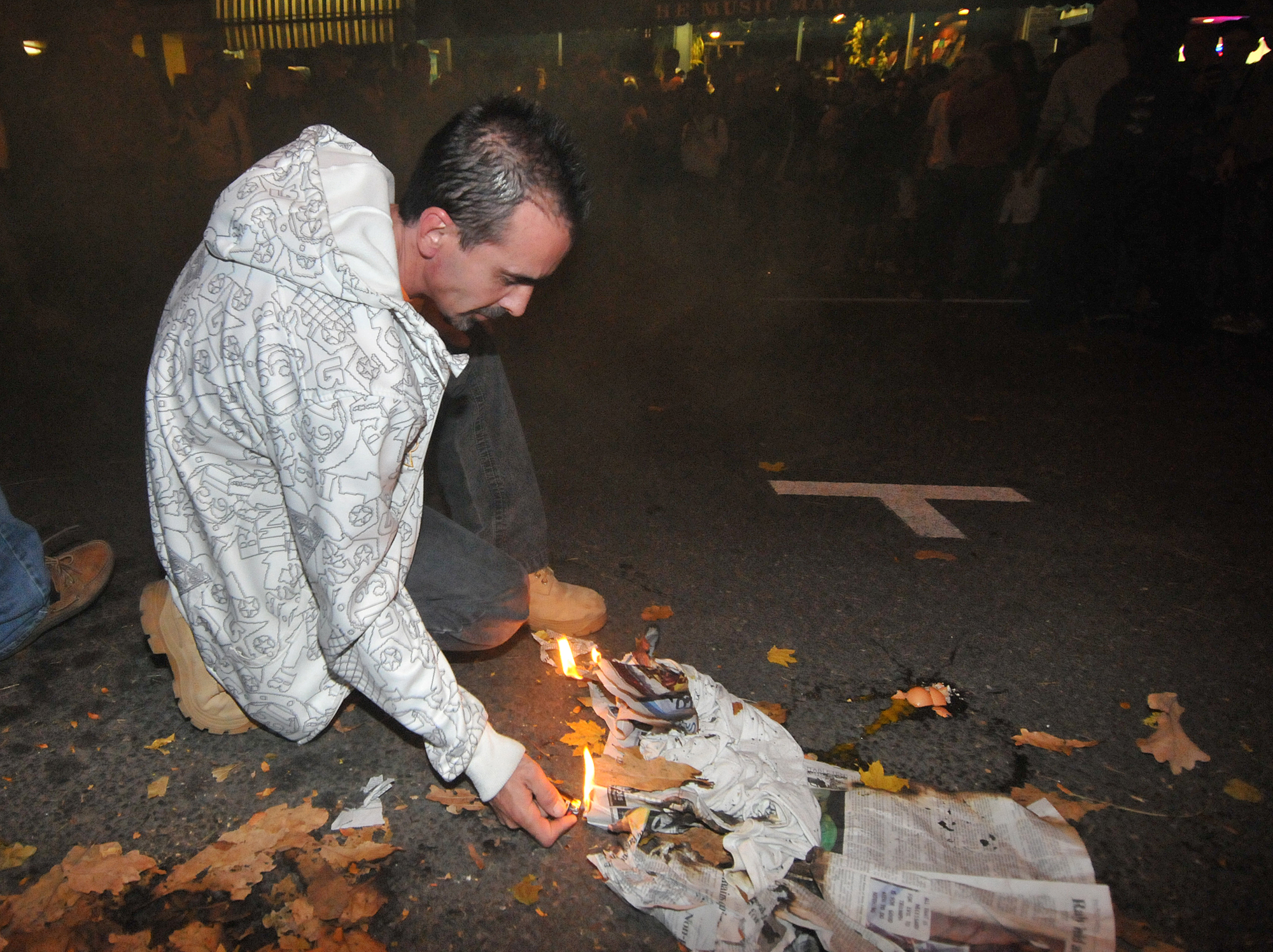  A man sets a shirt and newspaper ablaze on Beaver Avenue during the riots in Beaver Canyon on Thursday night in State College. 