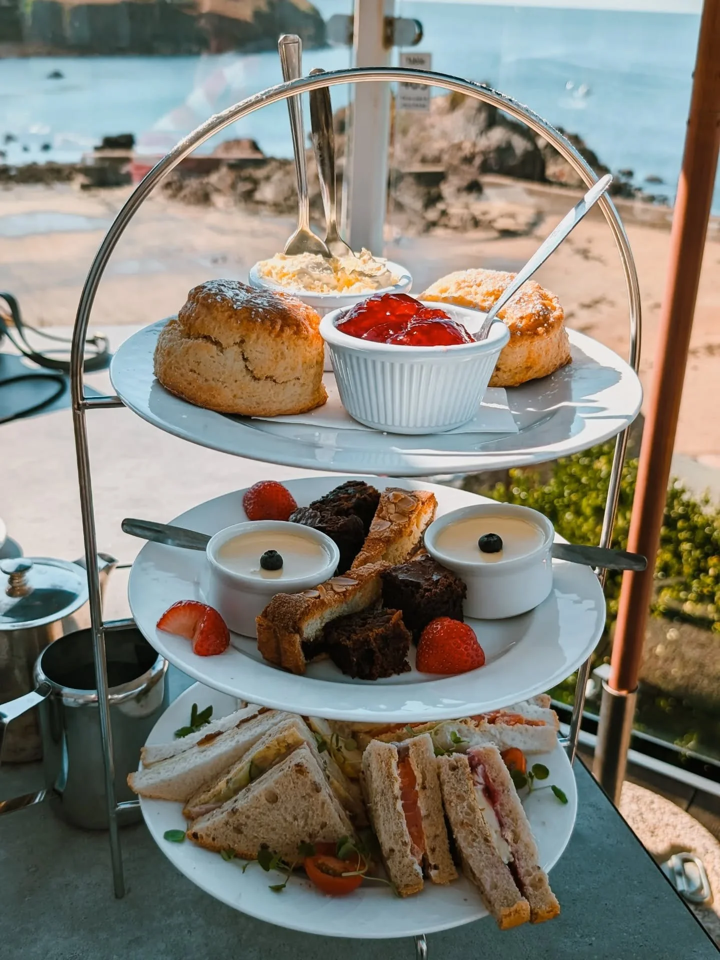 A September that was full of surprise sunshine, my last birthday in my 20s and more mince pies than Santa himself 🤶🏼

1) birthday afternoon tea @ Hope Cove
2) beach walks with my boy
3) autumn blondies ft. train tracks
4) country walks are our new 
