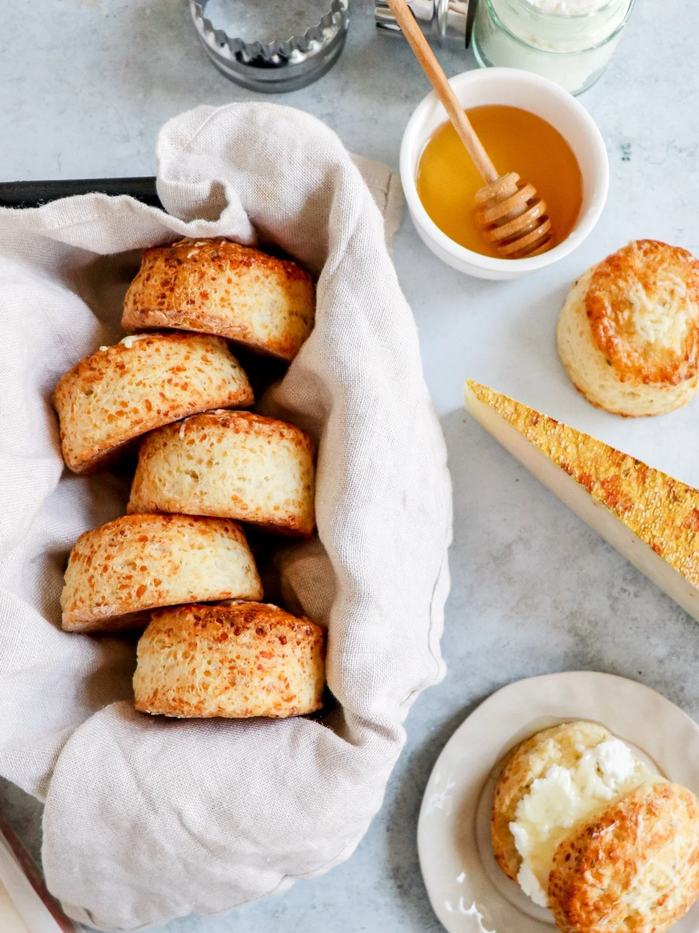 Goats cheese and honey scones 🍯🐐 

Kindly got sent a bundle of cheese (hello post-pregnancy cheese feast) from one of my favourite small producers @whitelakecheese and it reminded me of the savoury scone recipe I wrote featuring their Rachel Reserv
