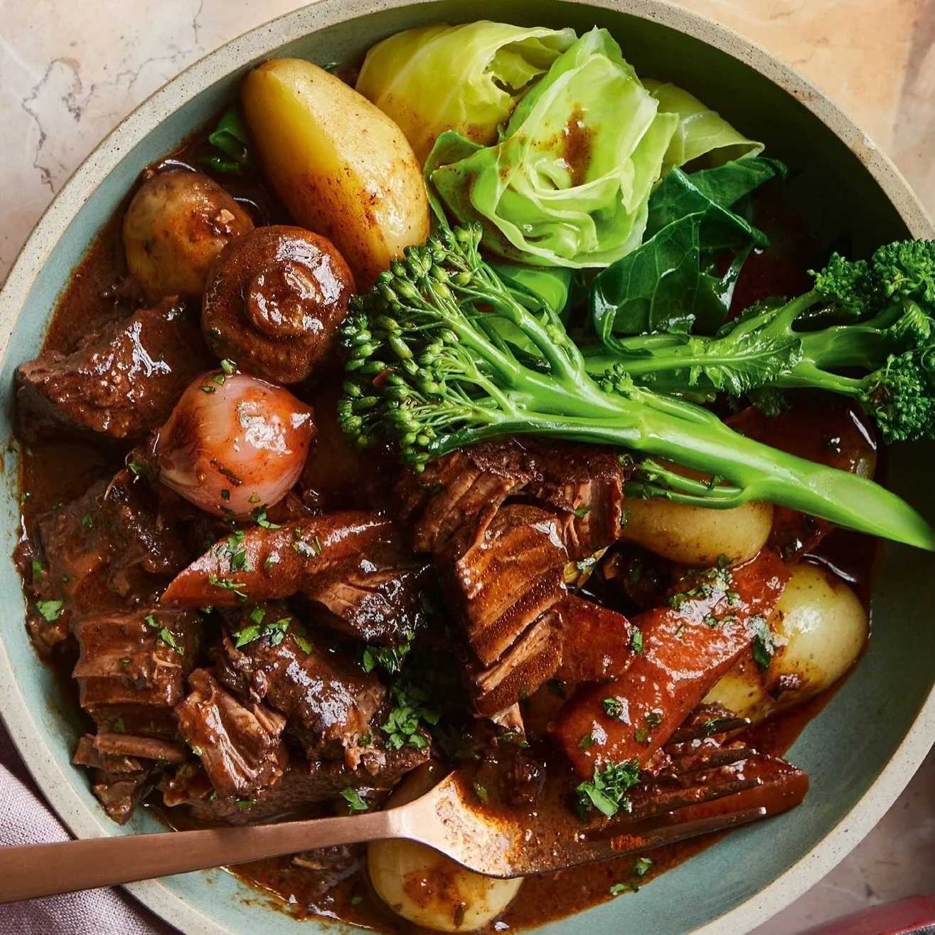 Brb just telling my 14 year old self that *my name* would be mentioned in front of Niall Horan, who will eat my beef bourguignon recipe, cooked by Michelin starred @angelacooking, and declare it very good 🤯

Swipe to see said 14 year old me at my fi