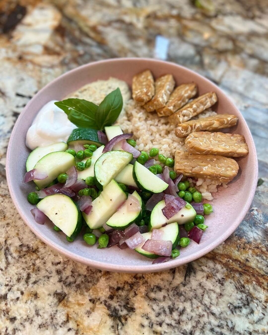 If there's one thing we know, is that everything tastes better in a bowl 💚⁠
⁠
Thank you @elizabethannbelfry for the delicious meal inspiration!