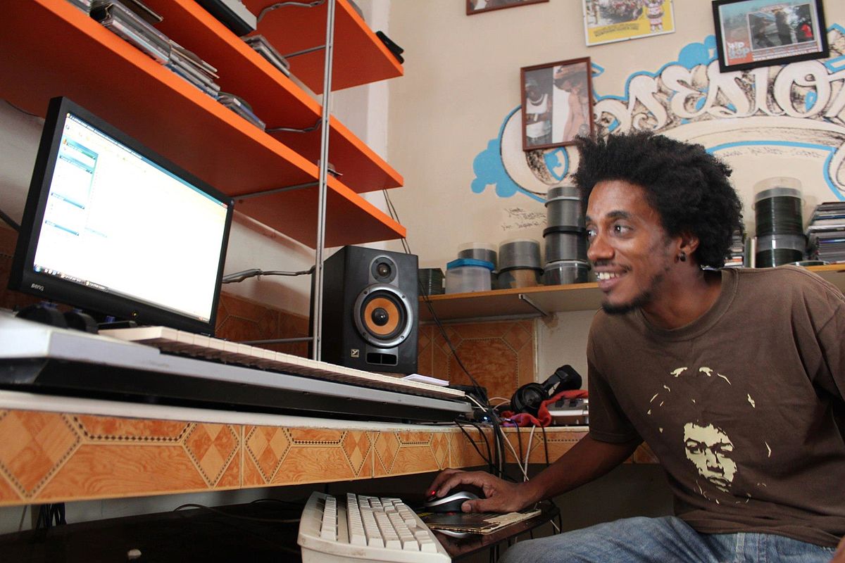 El Tipo Este in his home studio.