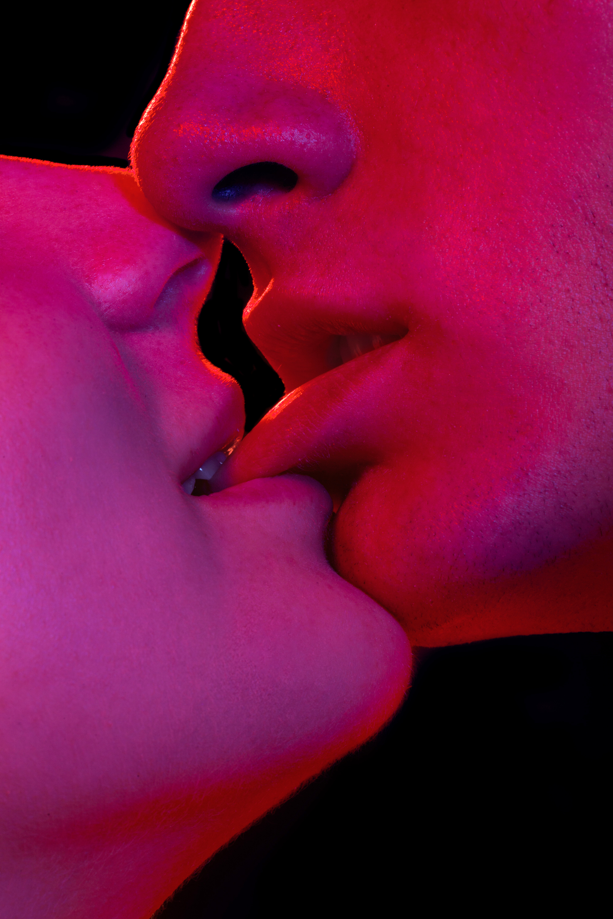 Почему мужчина не целуется в губы. Поцелуй в губы. Красивый поцелуй. Страстные поцелуи. Целующие губы.