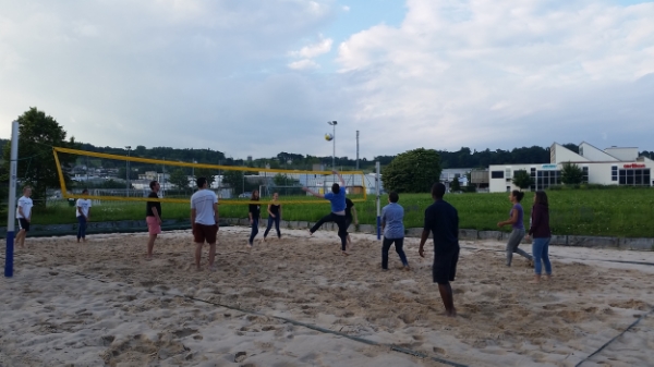 Playing volleyball behind the school with some members of our Kanti Wohlen class