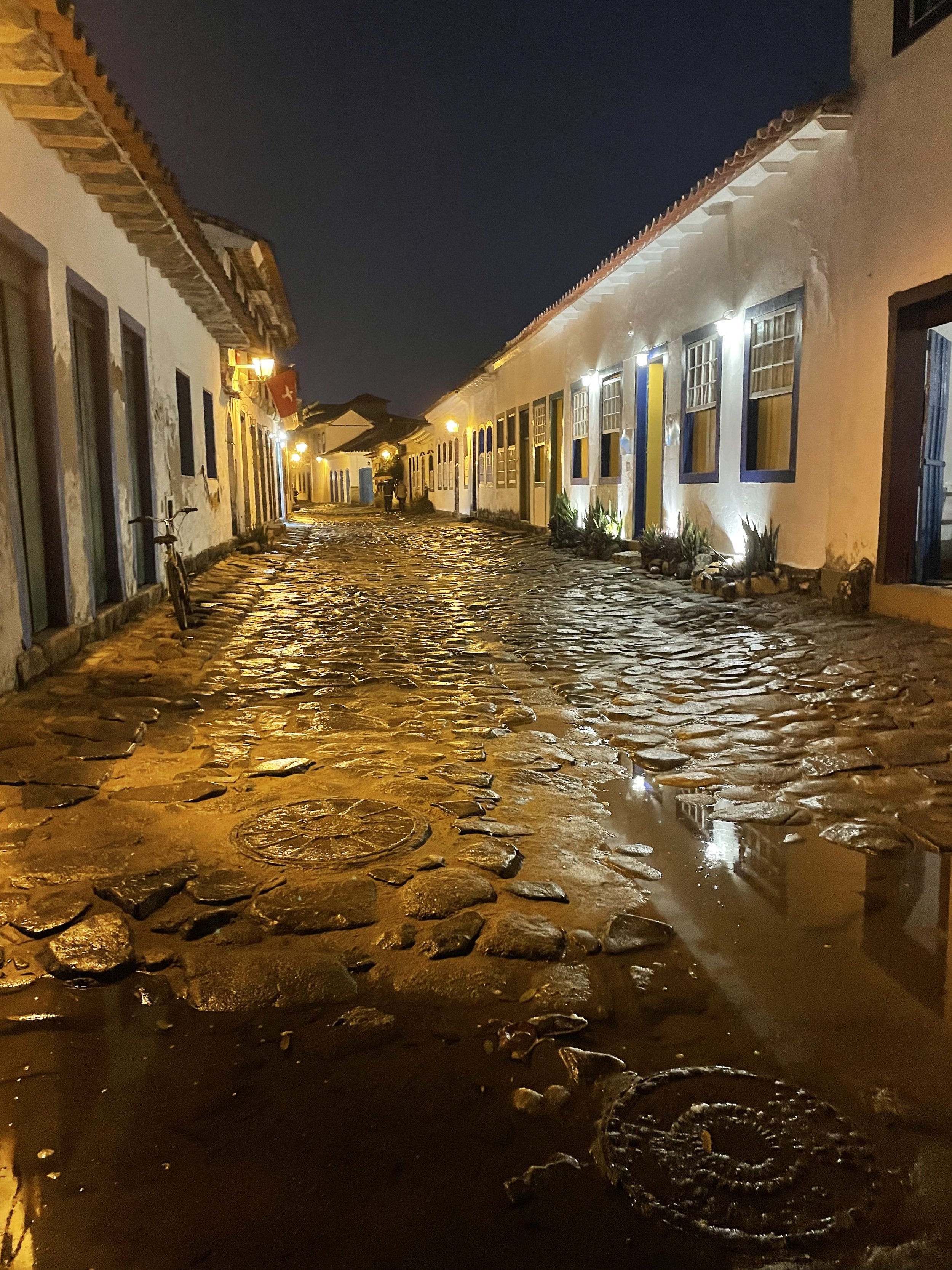  The beauty of the Old Town of Paraty at night 