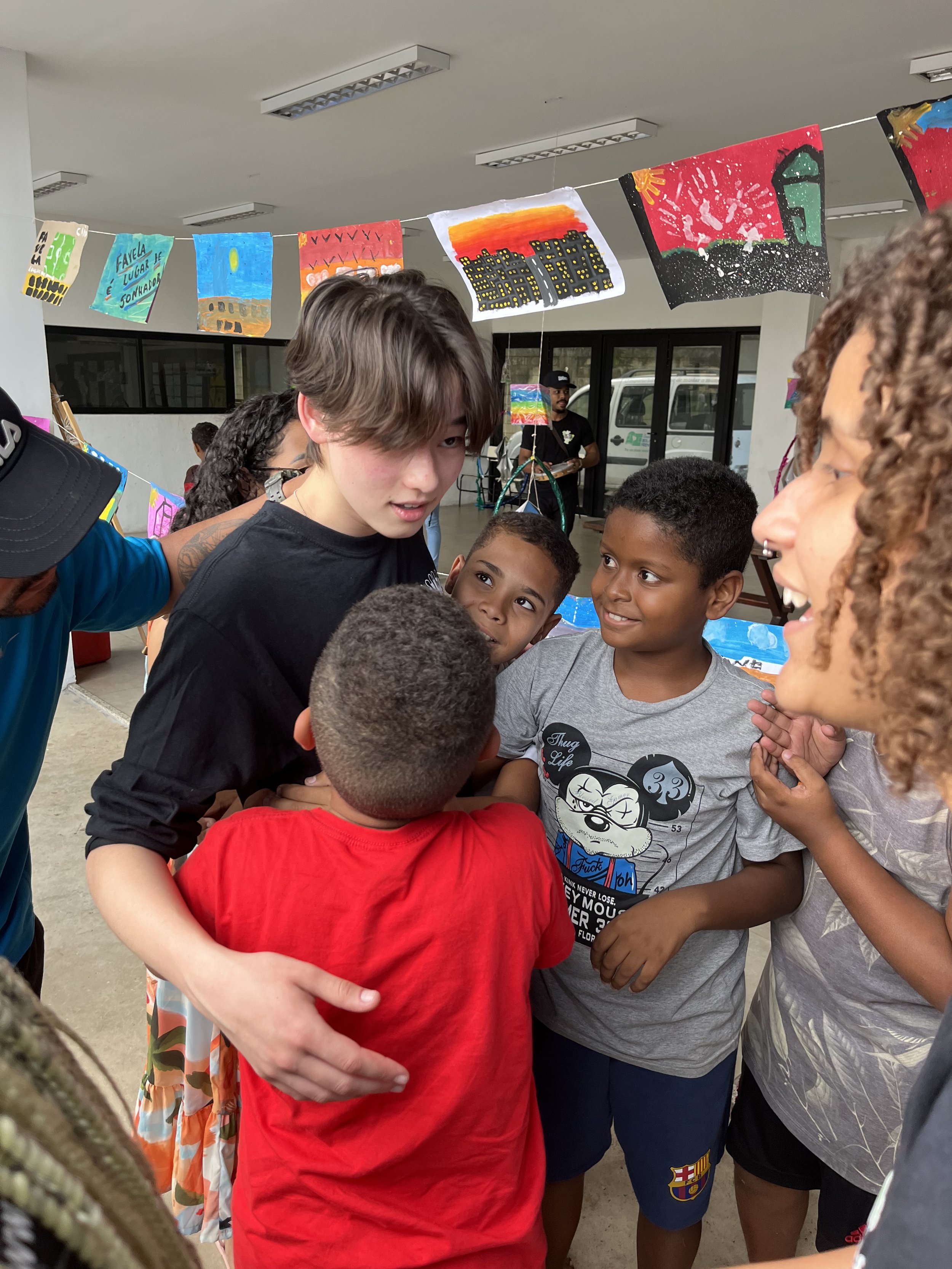  Elio saying hello to the kids at Instituto Bola Pra Frente 