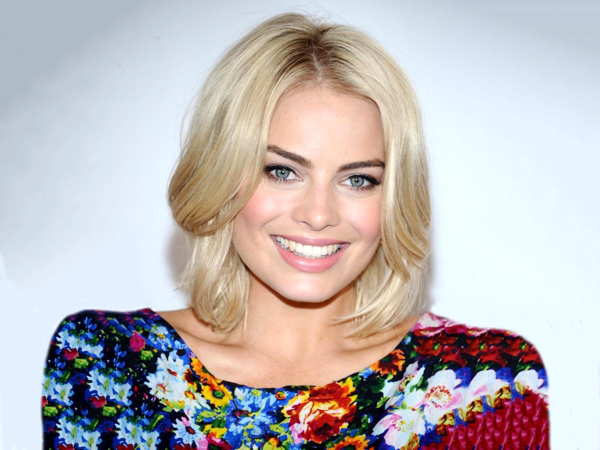 Margot-Robbie-Smile-full-hd-wallpaper-1920x1440.jpg