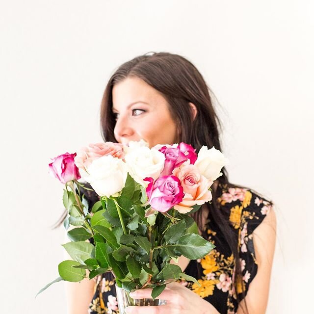 Ready for all the May flowers 🙋🏻&zwj;♀️
&bull;
&bull;
&bull;
&bull;
#spring #flowers #may #sunshine #portrait #blogger #summertime #wellness #renew #health #healthylifestyle #getoutside #photographer #denverphotographer #travelphotographer