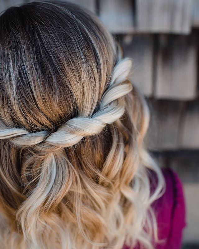 We love the way this rope braid highlights the balyage. Hair by @hdelzani
*
*
*
*
*
#hairposts #modernsalon #weddinghair #braids #latherlovesweddings #hairbyhaleyd #hairbrained #handpainted #balyage #cle #masterofbraids #rockyriverstylist #haircolor 