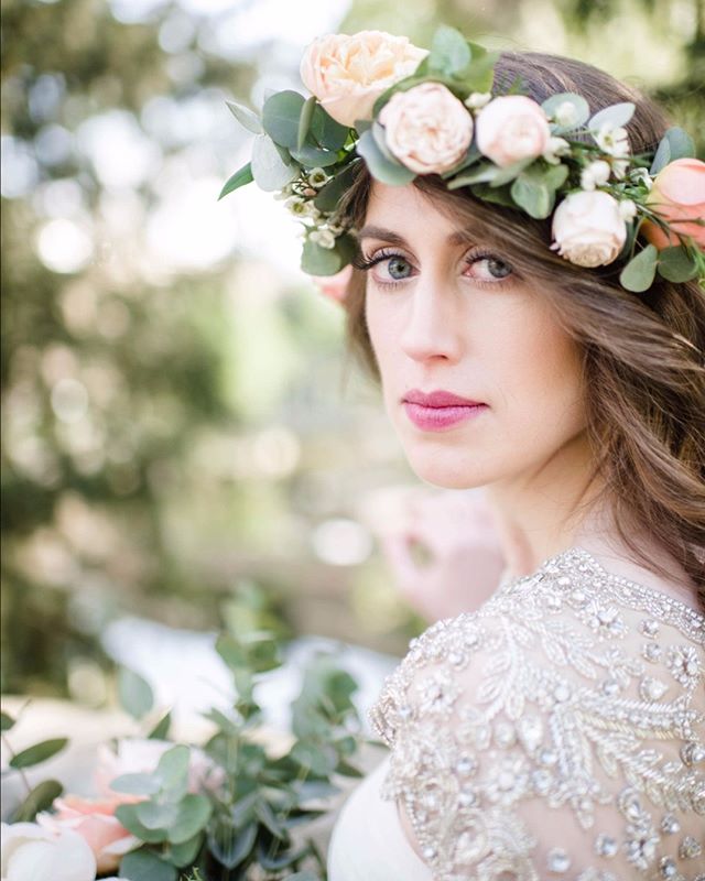 Let's talk about the perfect balance of flora and glam in this photo captured by @emilymillayphotography. Hair by @hdelzani
*
*
*
*
*
#hairposts #bride #bridalhair #modernsalon #weddinghair #latherlovesweddings #hairbyhaleyd #hairbrained #handpainted