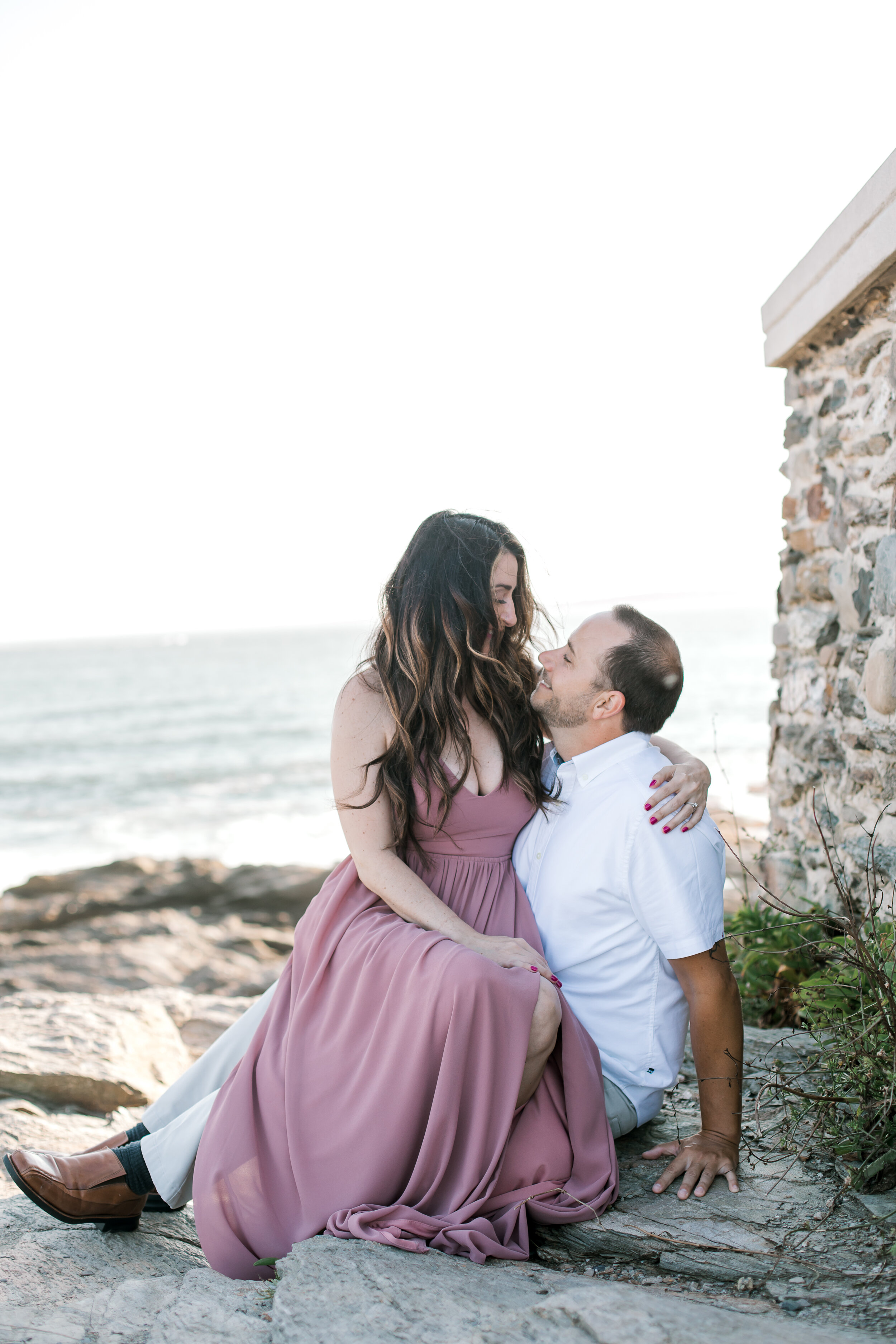 beavertail_lighthouse_summer_engagement_photos_erica_pezente_photography (13).jpg