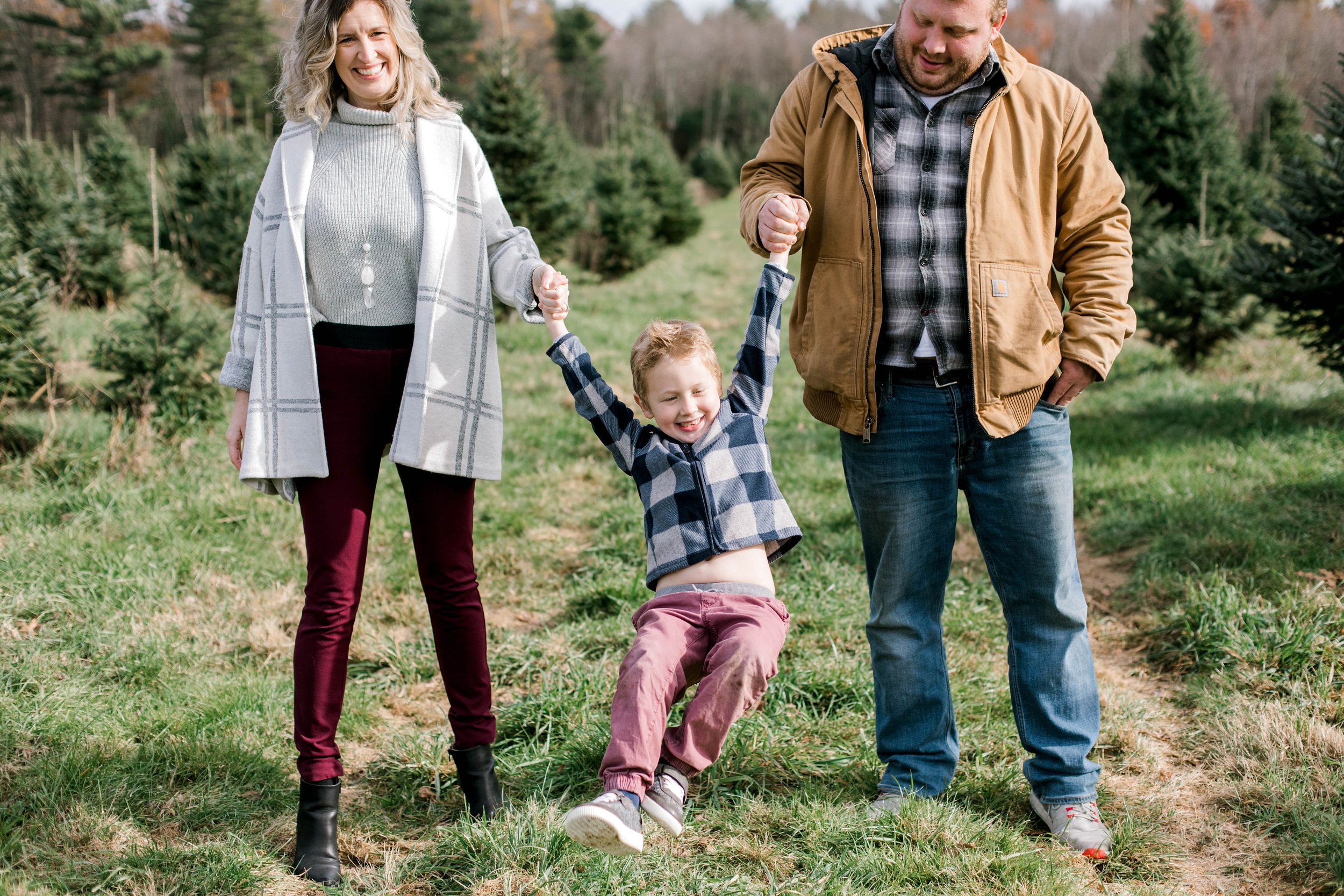 christmas_tree_mini_session_highfields_tree_farm_grafton_massachusetts_erica_pezente_photography(17) (1).jpg