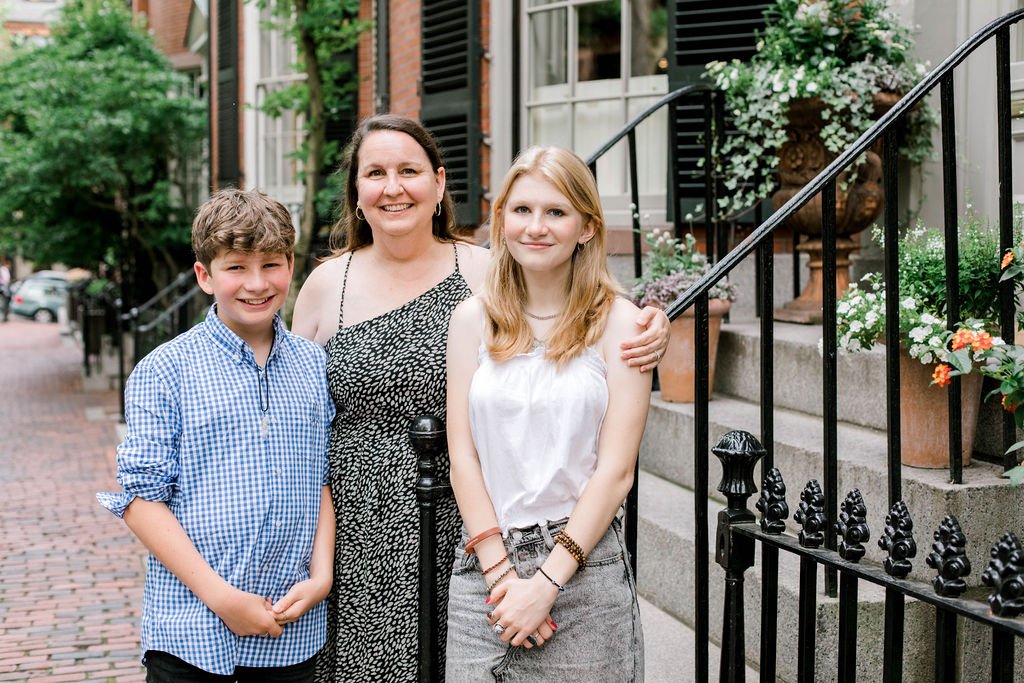 beacon_hill_acorn_street_summer_family_photos_erica_pezente_photography(21).jpg