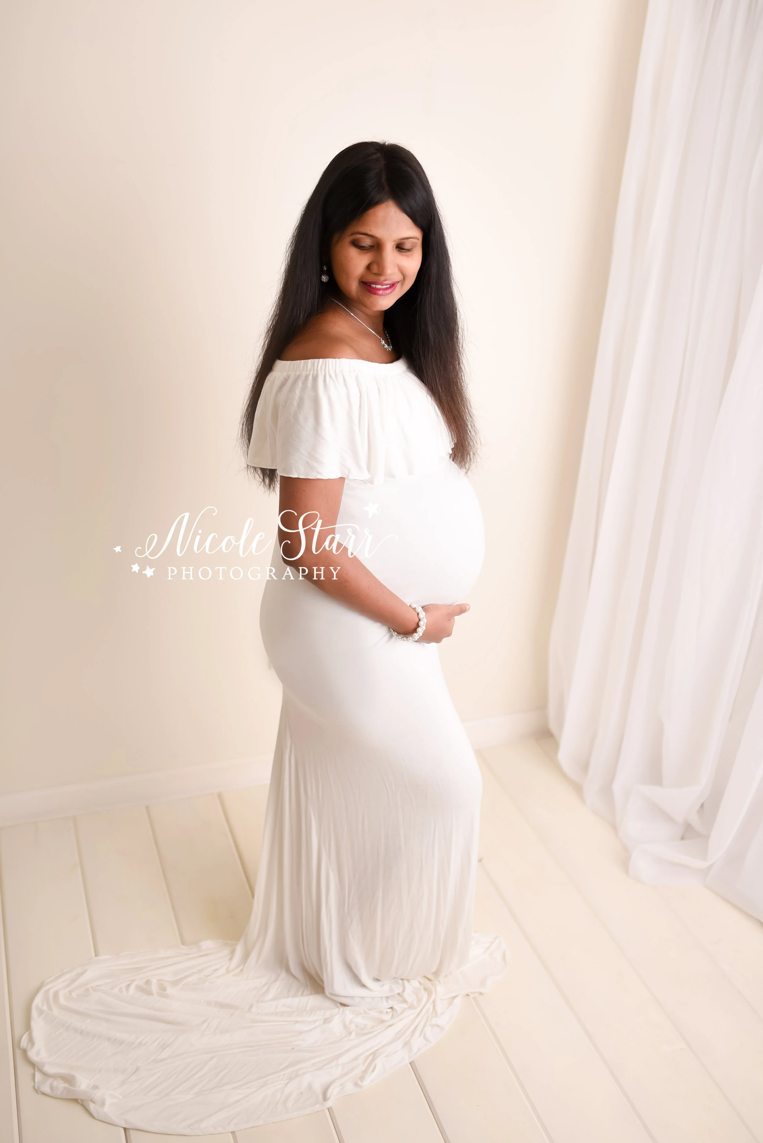 Winter maternity portraits in the snow with Nicole Starr Photography | Saratoga Springs Maternity Photographer | Boston Maternity Photographer | Upstate NY Maternity Photographer | Maternity Photographer | Maternity session | Maternity dress | Delma…