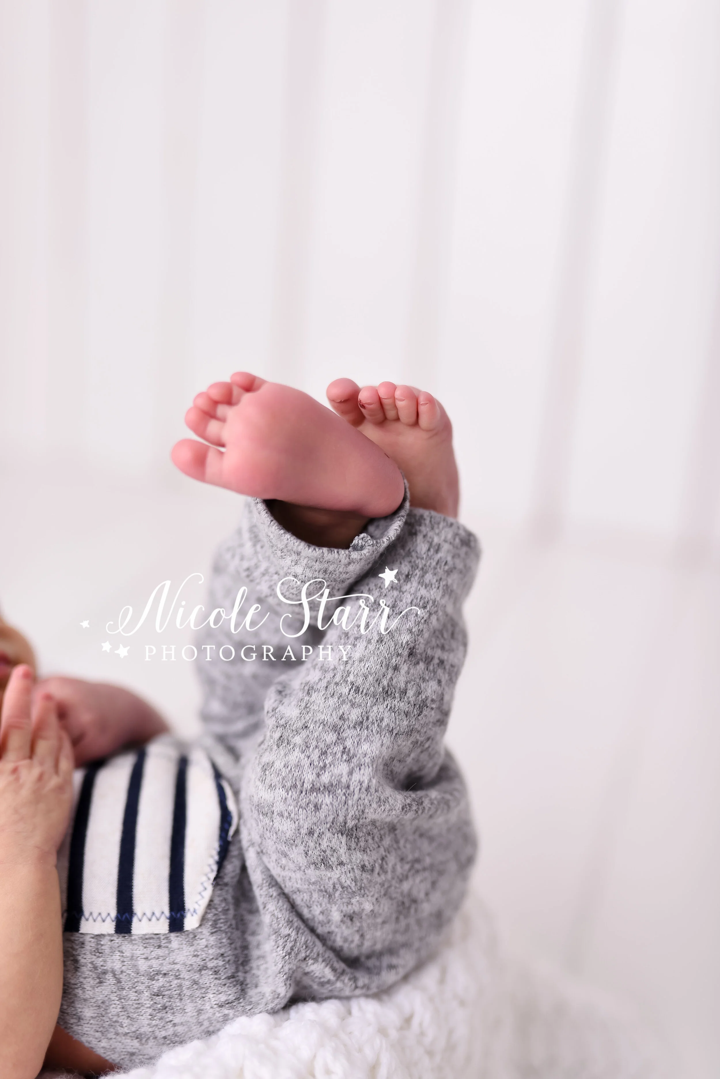 newborn session with baby and big sister by Nicole Starr Photography | Saratoga Springs Newborn Photographer | Boston Newborn Photographer | Upstate NY Newborn Photographer | Newborn Photographer | Delmar NY Newborn Photographer | Loudonville Newbor…