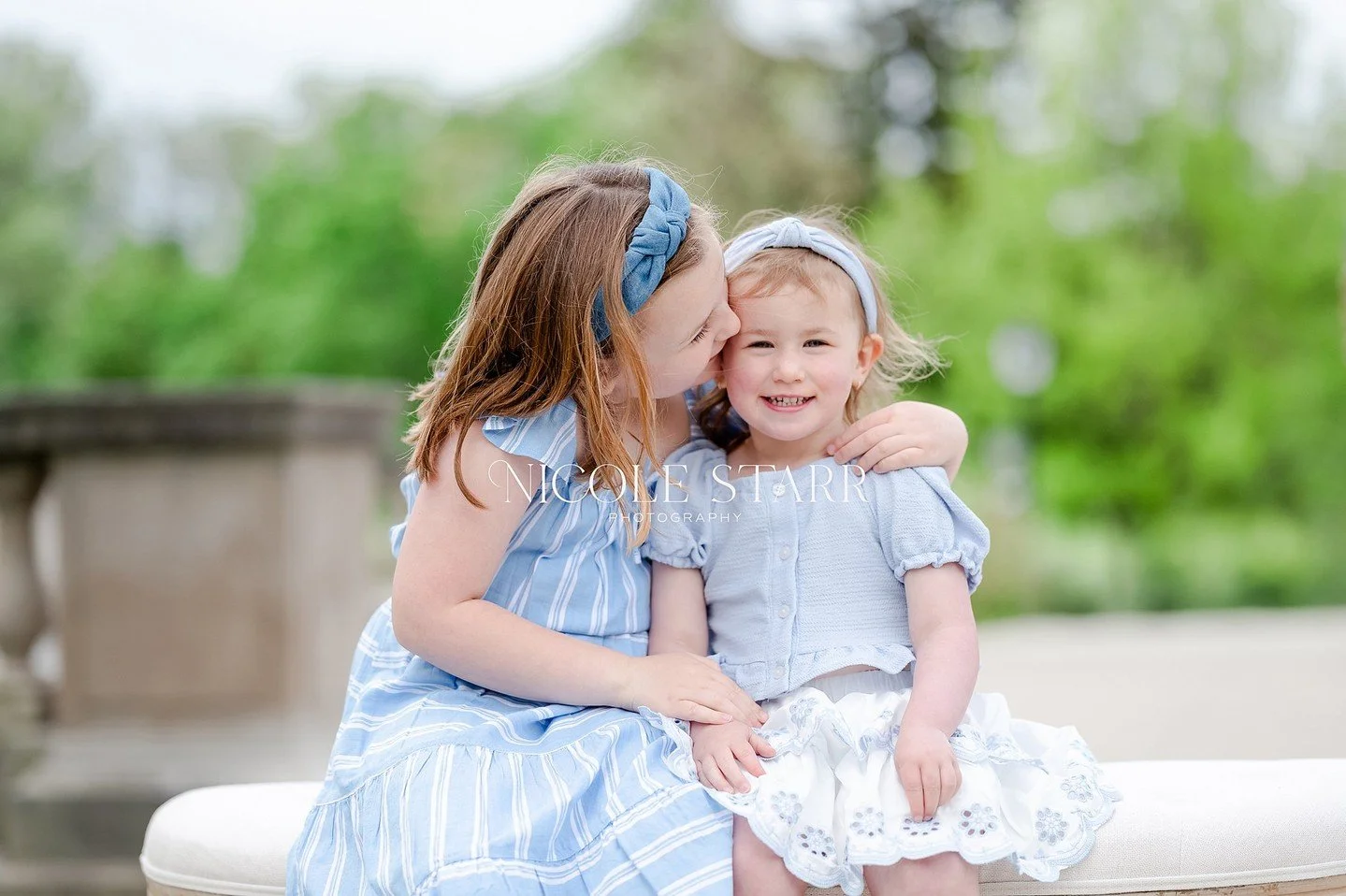 Sibling portraits will forever be my favorite thing to capture. 🤍

https://bit.ly/summertime-congress-park-family-portraits 
.
.
.
.
#nicolestarrphotography #napcp #clickinmoms #clickmagazine #thebump #familyphotoshoot #familyphotosession #familypho