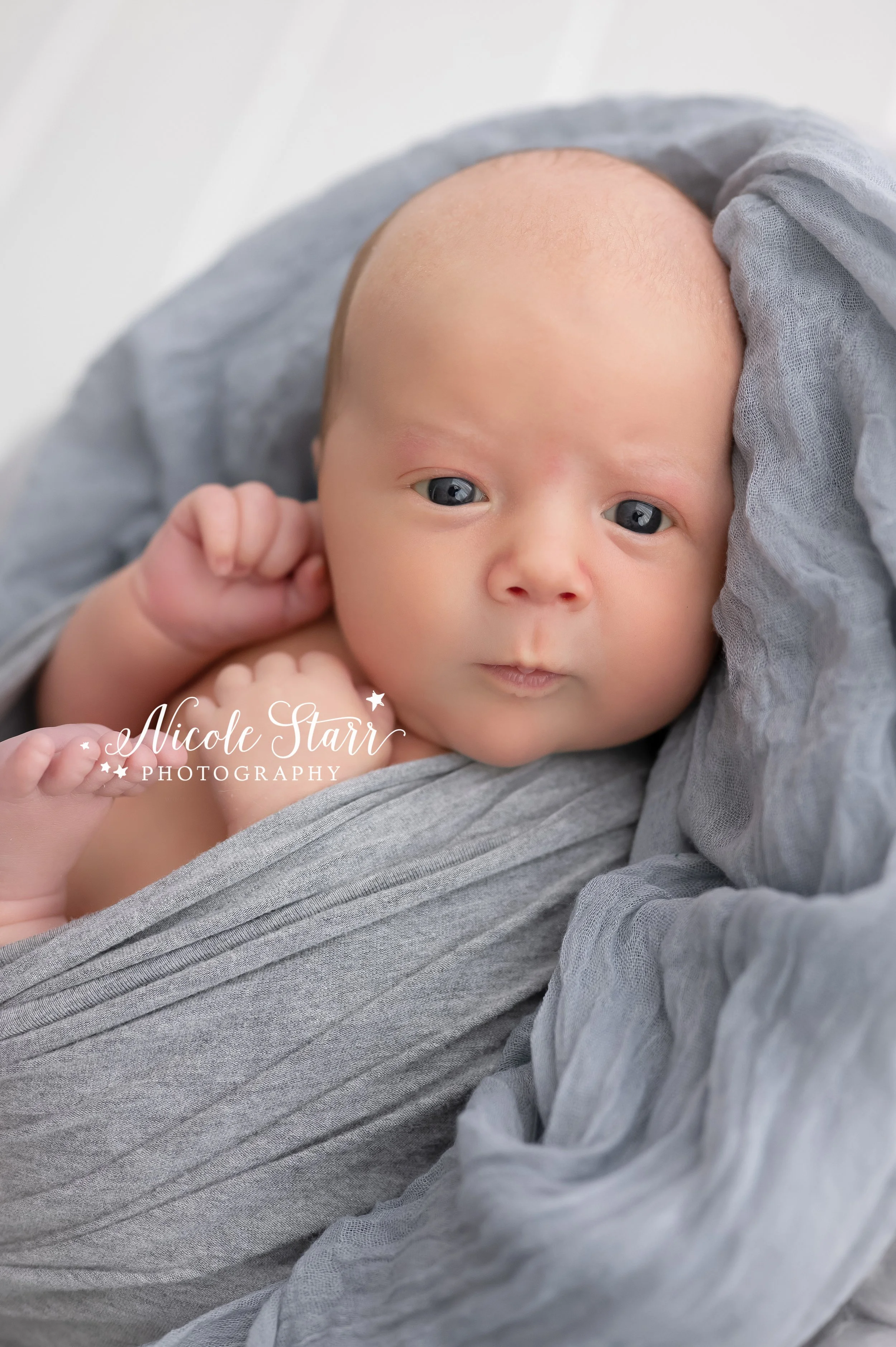 How to successfully capture newborn portraits with a toddler sibling