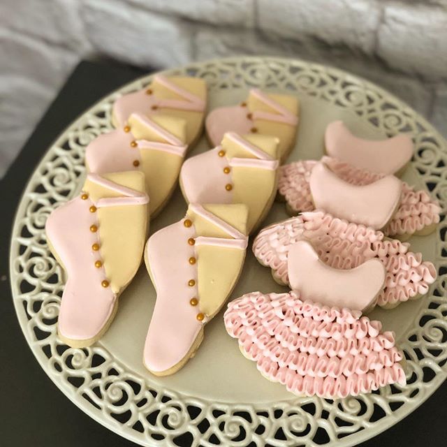 Ballerina cookies 🎀 &bull;
&bull;
&bull;
#BabyShowerCookies #MyBestFriendsHavingABaby #BallerinaCookies #BalletCookies #TutuCookies #PointShoes #WellKneadedBakery