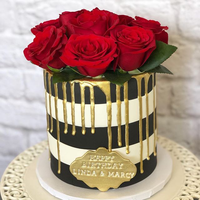 Glam Drip Cake!
&bull;
&bull;
&bull;
#DripCake #GoldDrip #BlackAndWhiteStripes #BirthdayCake #RedRosesCake #RedRoses #CustomCakes #WellKneadedBakery