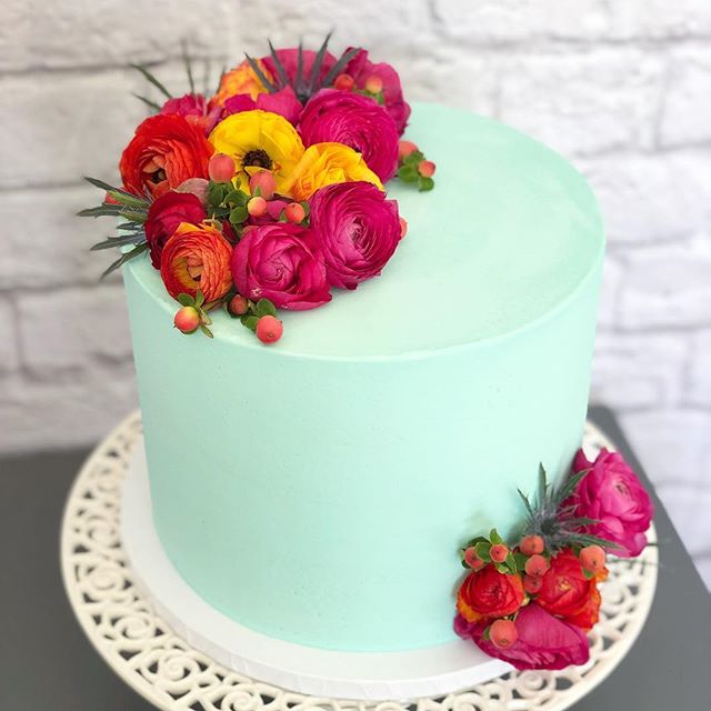 Got to make my own birthday cake today and use my favorite flowers 😊
&bull;
&bull;
&bull;
#BirthdayCake #31stBirthday #SpringCakes #Ranunculus #FiestaCake #FreshFlowers #CarrotCake #ColorfulCake #SpringFlowers #WellKneadedBakery