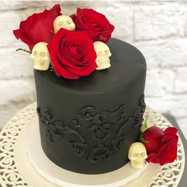 💀 &amp; 🌹 &bull;
&bull;
&bull;
#BirthdayCake #BasReliefCake #SkullsAndRoses #RedRoses #SkullCake #WellKneadedBakery