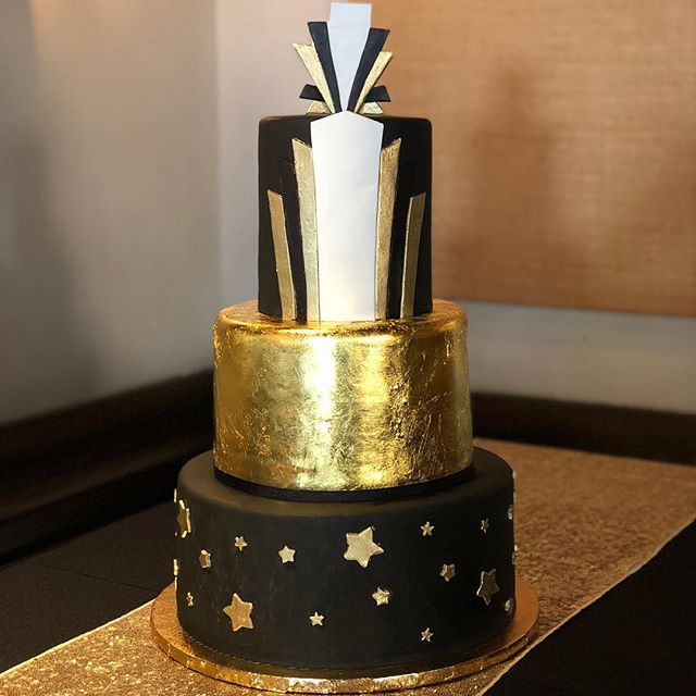 Art Deco inspired 21st Birthday &bull;
&bull;
&bull;
#21stBirthday #ArtDecoCake #GoldLeafCake #CustomCakes #BirthdayCake #Roaring20s #WellKneadedBakery