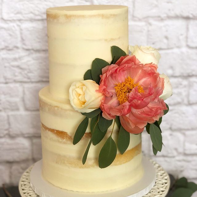 A little pop of color on this engagement cake
&bull;
&bull;
&bull;
#EngagementCake #StrawberryShortcake #Peonies #SemiNakedCake #EngagementParty #FreshFlowers #WellKneadedBakery