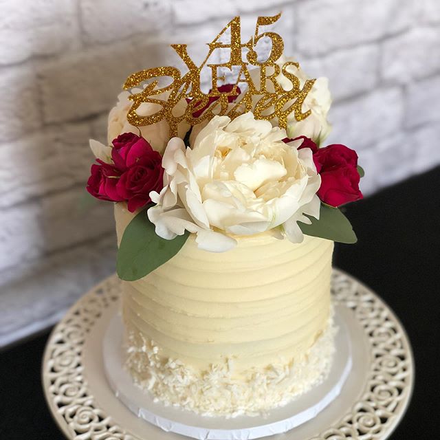 45th Wedding Anniversary for the sweetest couple &bull;
&bull;
&bull;
#AnniversaryCake #45YearsBlessed #FreshFlowers #ItalianCreamCake #Peonies #CustomCakes #ButtercreamCake #WellKneadedBakery