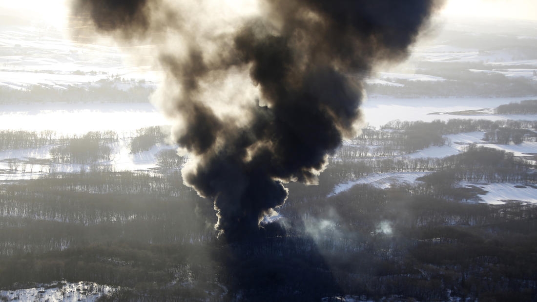 Smoke rises from the scene of a train derailment Thursday, March 5, 2015, near Galena, Ill. (Credit: Mike Burley/Telegraph Herald )