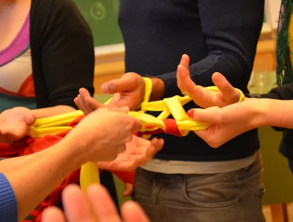 Utprøving av The Human Knitting Machine på kunstneropphold hos Seanse i Volda. Foto Maria Antvort