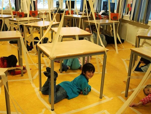 Klasserommet kan være en utfordrende arena for kunstformidling. Her fra prosjektet KROM - kropp og rom i 2012. Foto: Camilla Myhre