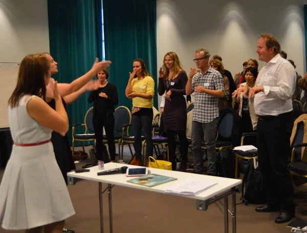 Adele Duus viser fram fra sin DKS-produksjon. Foto: Kari Vik, Hordaland Fylkeskommune