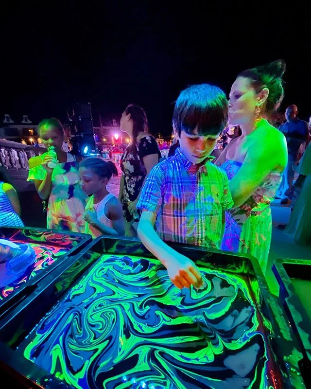 Poolside Hat Marbling in Paradise with some awesome families... it doesn&rsquo;t get much better than this 😊🎨🏝👌🏻 #beachesturksandcaicos #turksandcaicos #marbling #blvisuals #blacklightvisuals #socialmediaonthesand