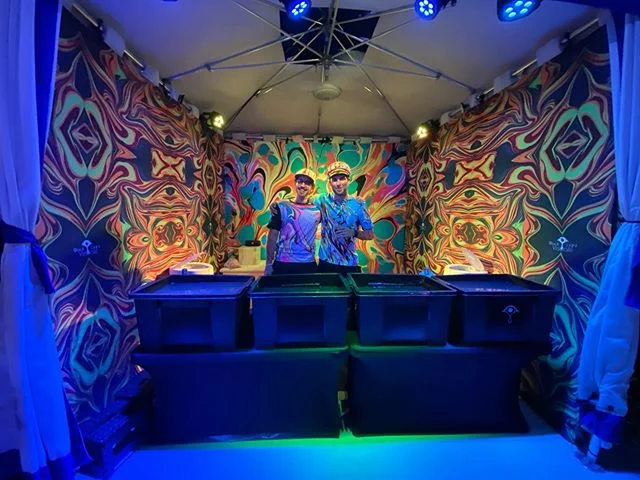 Painting out of a cabana in paradise 🎪🎨🏝 Grateful for this experience @ #beachesturksandcaicos #turksandcaicos #blvisuals #blacklightvisuals #marbling #socialmediaonthesand
