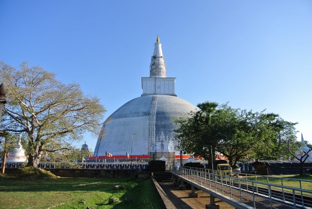 Anuradhapura - Ruvanvelisaya Dagoba (2) (1024x687) (640x429).jpg