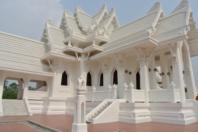 Thai Monestary (4) (640x428).jpg