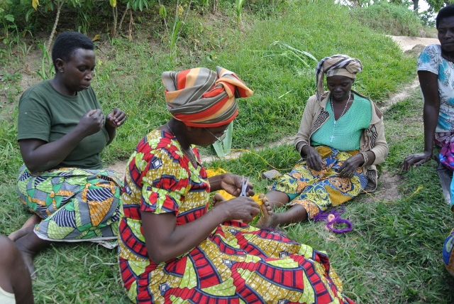 learning to make african jewelry (14) (640x428).jpg