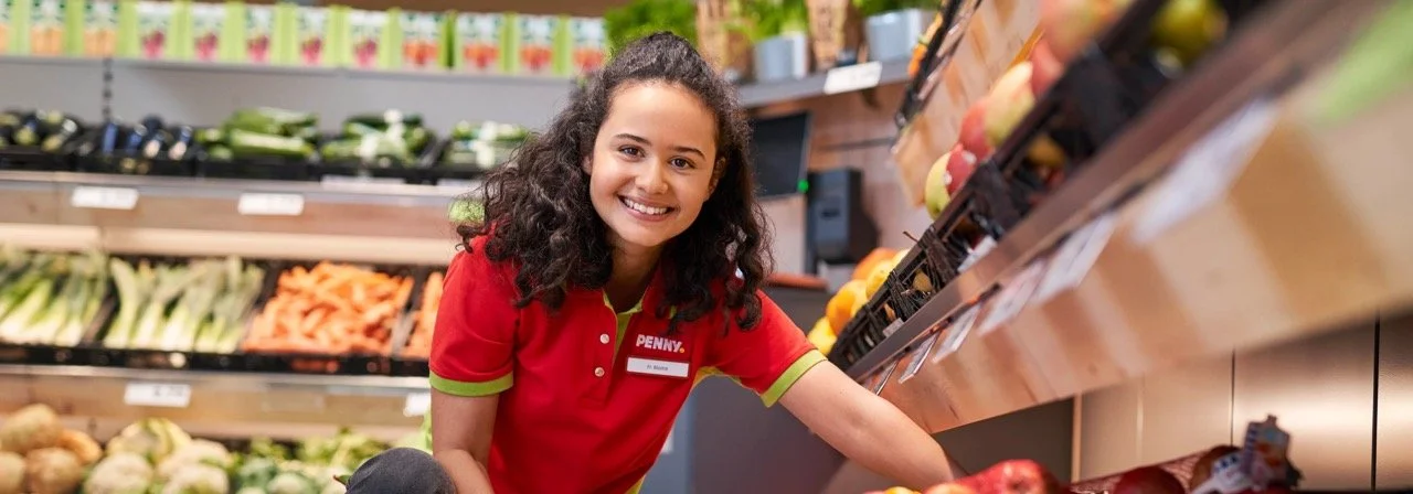 PENNY Auszubildende im Markt~-~media--b9f49cfb--query@2x.jpeg