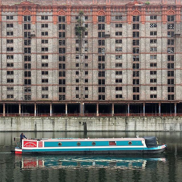 A #houseboat passes in front of the #stanleydocktobaccowarehouse. Built in 1901 it is the worlds largest brick warehouse. #liverpool #stanleydock #regentroad #canal #dock #tobaccowarehouse #worldsbiggestbrickwarehouse Repost &bull; @omxeno